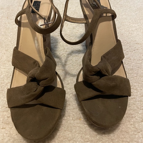Size 9 olive wedge heels - Picture 2 of 4